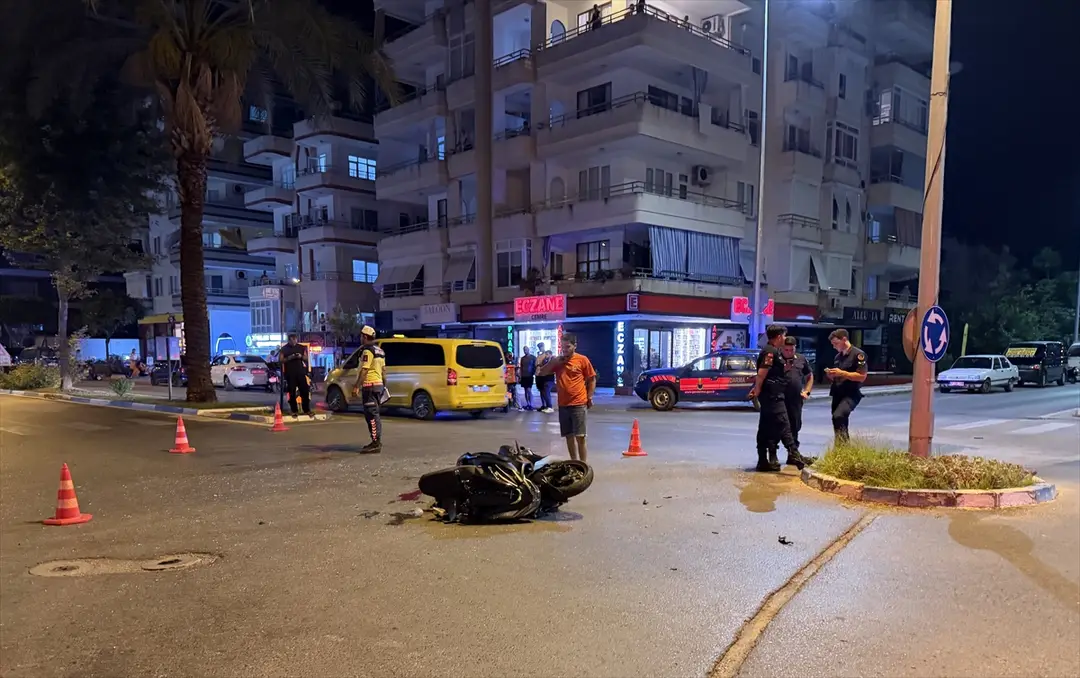 Alanya'da motosiklet kazası: 17 yaşındaki sürücü ağır yaralandı