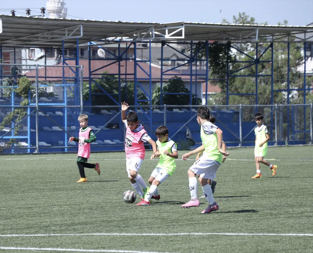 Sahada rakip olan başkan çift, genç futbolcular için birlikte çalışıyor