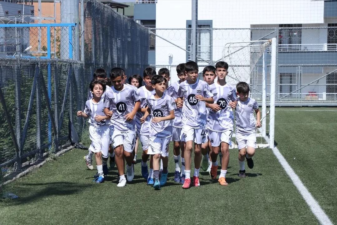 Sahada rakip olan başkan çift, genç futbolcular için birlikte çalışıyor