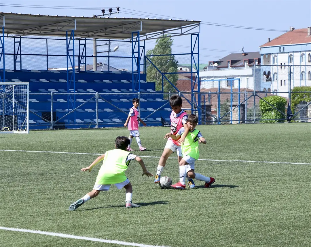Sahada rakip olan başkan çift, genç futbolcular için birlikte çalışıyor