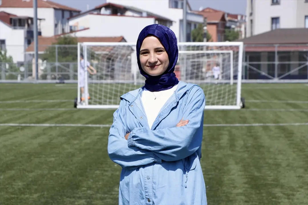 Sahada rakip olan başkan çift, genç futbolcular için birlikte çalışıyor
