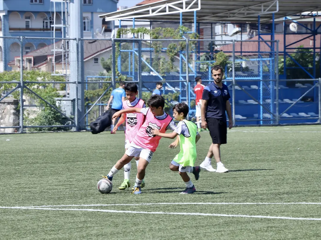 Sahada rakip olan başkan çift, genç futbolcular için birlikte çalışıyor