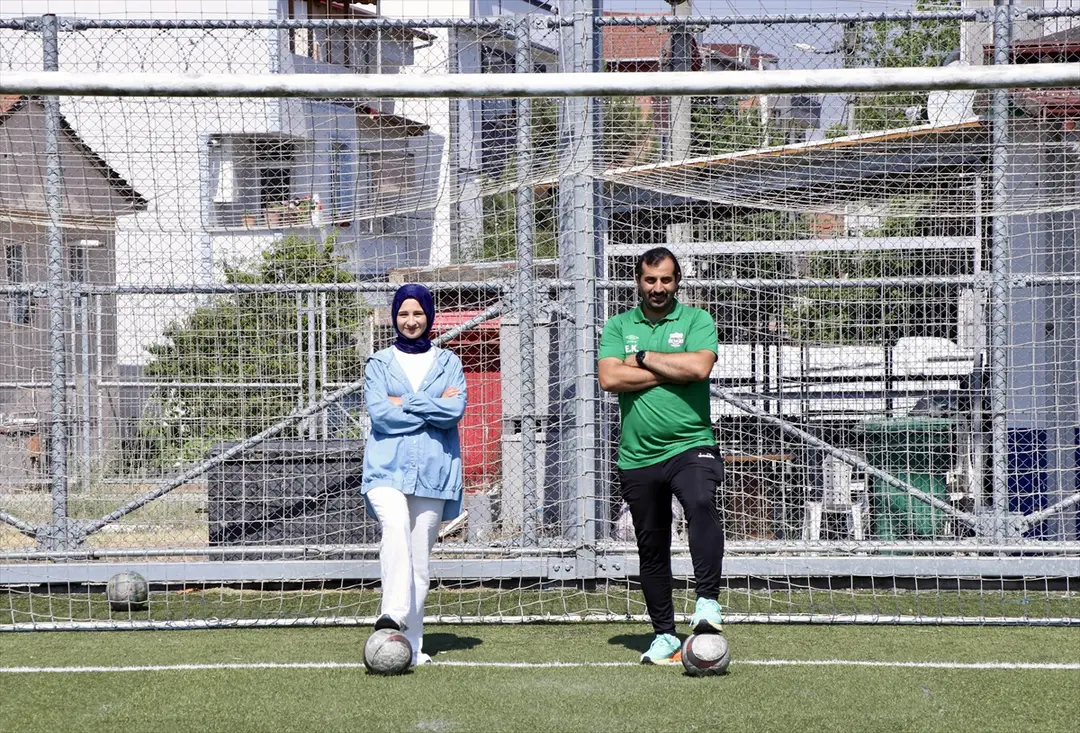 Sahada rakip olan başkan çift, genç futbolcular için birlikte çalışıyor