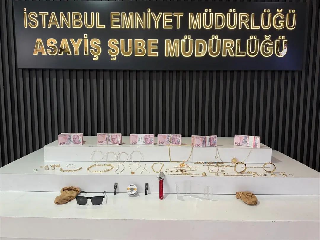 İstanbul'da evlerden milyonlarca liralık hırsızlık yaptıkları öne sürülen 3 şüpheli yakalandı