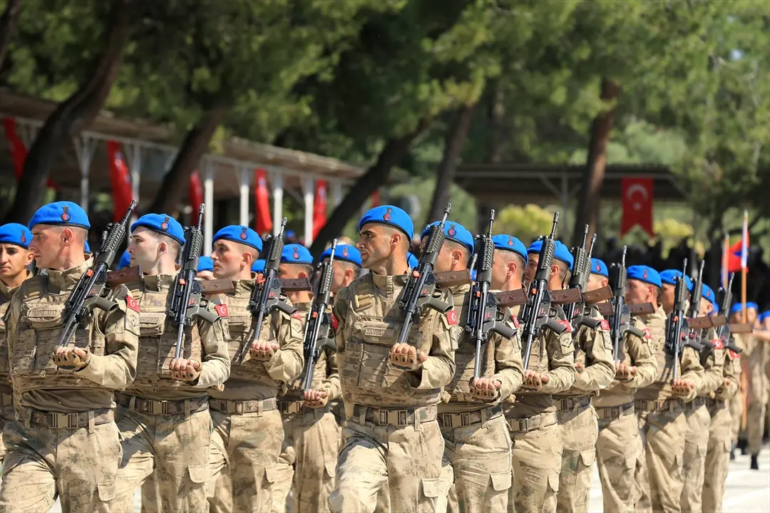 Manisa'da komando eğitimi alan 1927 uzman erbaş mezun oldu