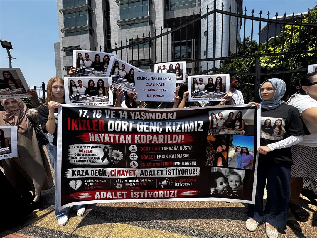 Mersin'de ikizler ve iki kuzeninin yaşamını yitirdiği kazayla ilgili tutuklanan sürücü hakim karşısında