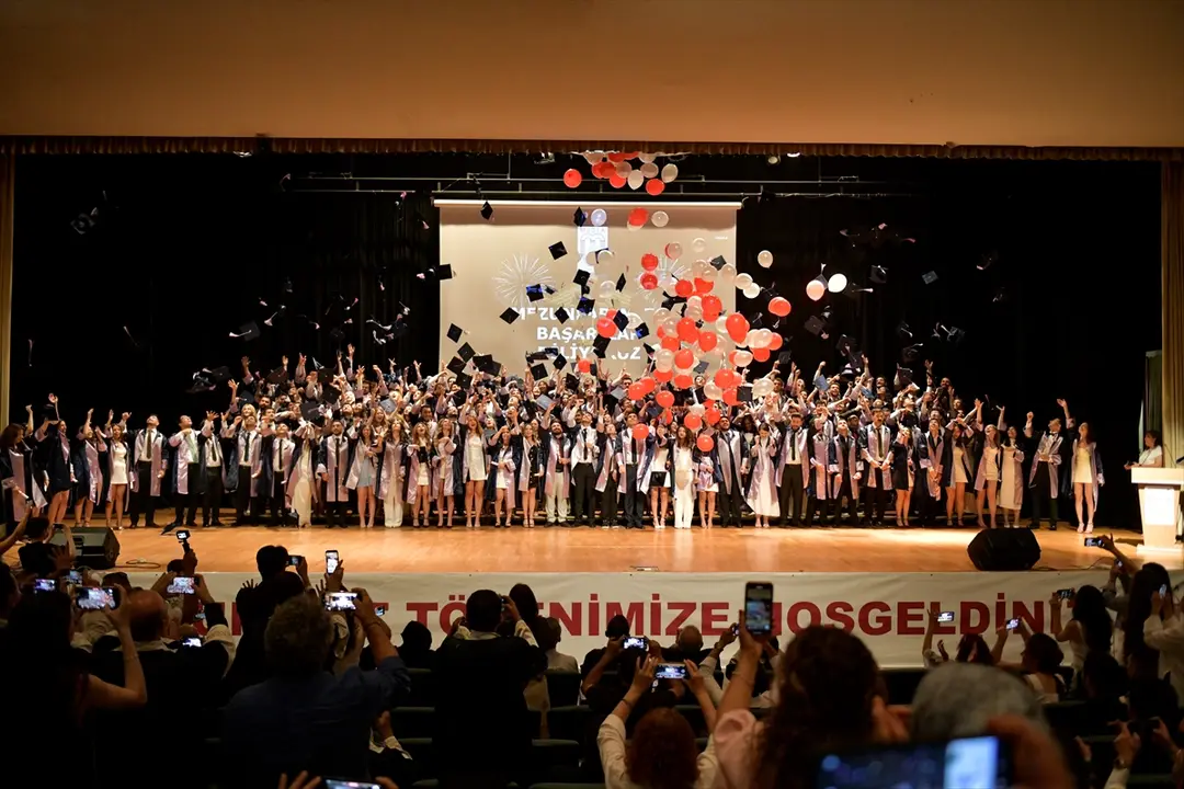 MSKÜ Tıp Fakültesi'nden 187 öğrenci mezun oldu