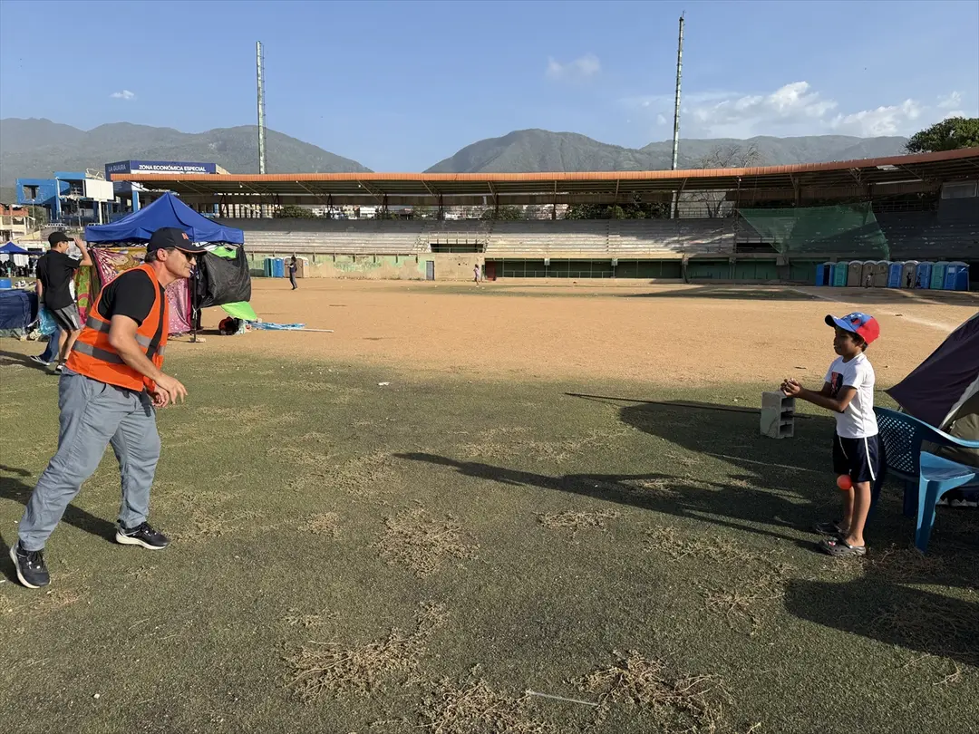 Venezuela'daki çifte depremin ardından binlerce afetzede stadyumlara sığındı