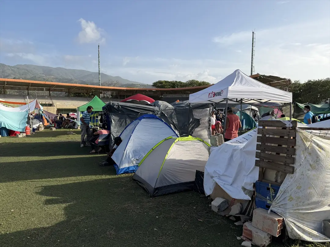 Venezuela'daki çifte depremin ardından binlerce afetzede stadyumlara sığındı