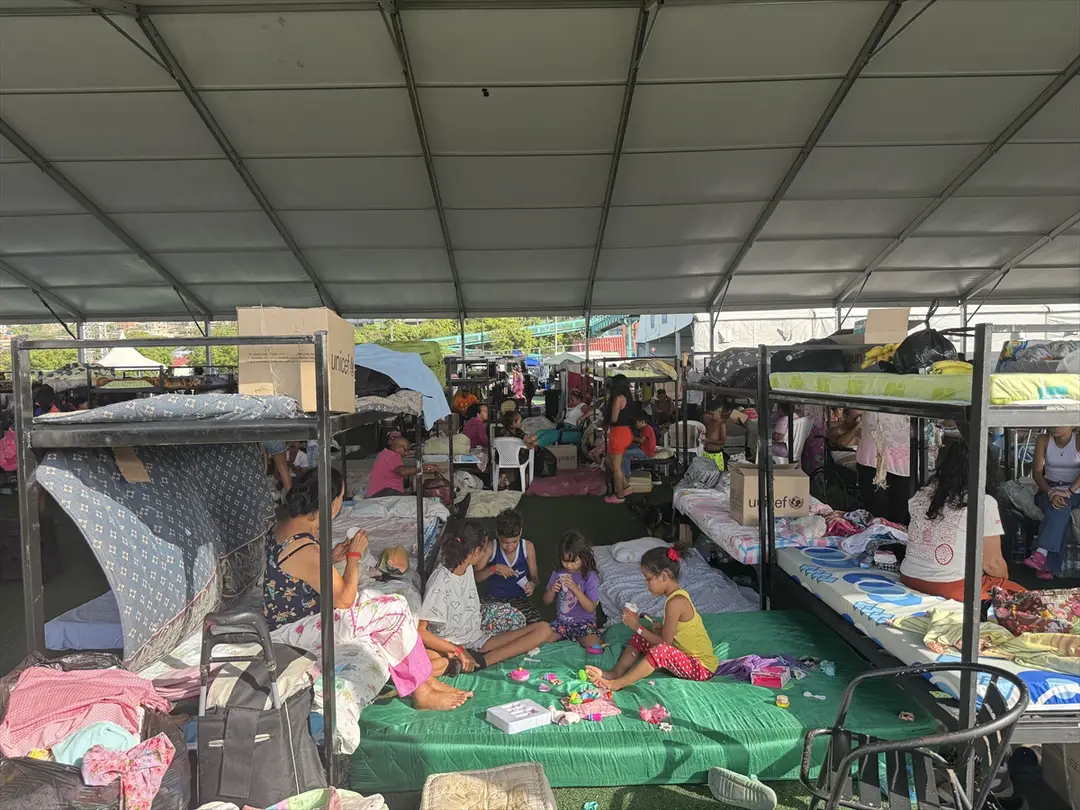 Venezuela'daki çifte depremin ardından binlerce afetzede stadyumlara sığındı