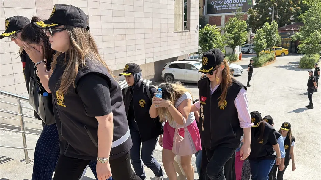 Eskişehir merkezli dolandırıcılık operasyonunda 12 zanlı yakalandı