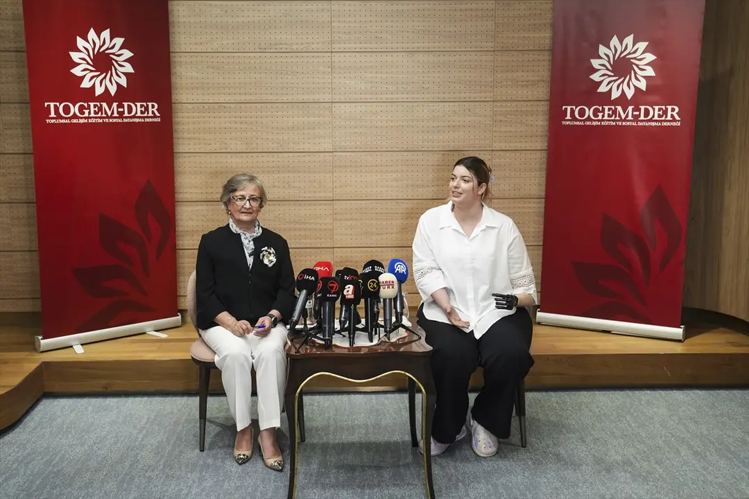 Depremzede anne TOGEM-DER desteğiyle biyonik kola kavuştu