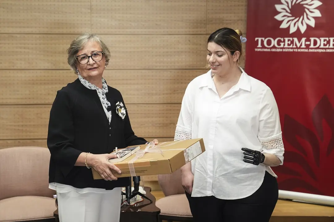 Depremzede anne TOGEM-DER desteğiyle biyonik kola kavuştu