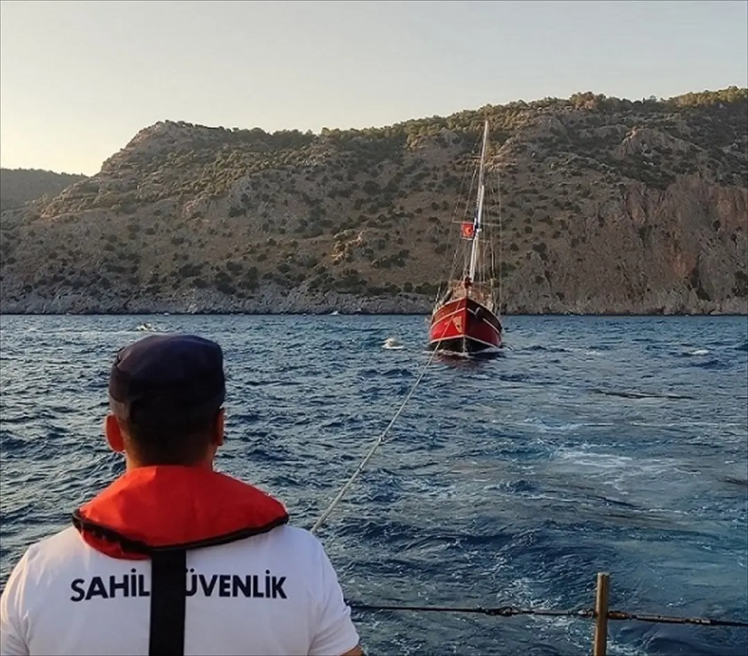 Muğla açıklarında arıza yapan yattaki 4 kişi kurtarıldı