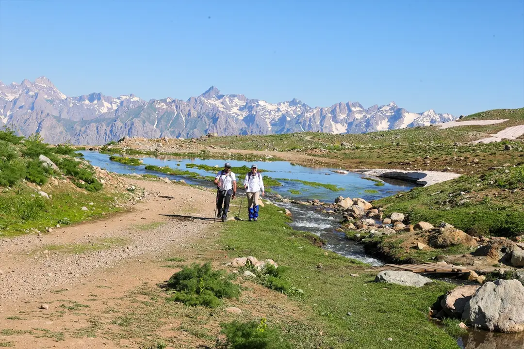 Berçelan Yaylası verimli otlaklarıyla göçerlerin, eşsiz güzellikleriyle doğaseverlerin rotasında