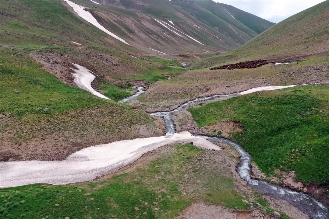Ağrı'da 3 bin rakımlı dağlarda yaz ve kış bir arada yaşanıyor