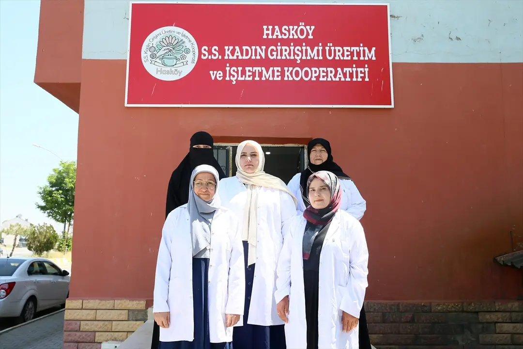 ADEM'de tanıştılar, kooperatif kurarak çini ve seramik üretimine başladılar