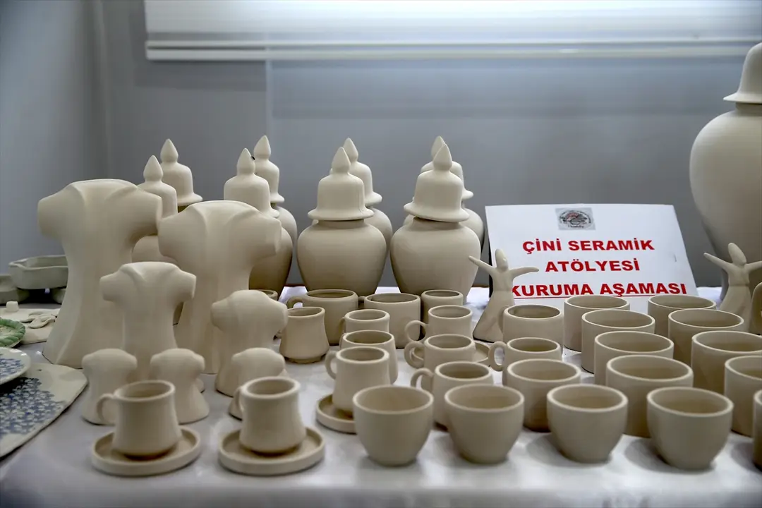 ADEM'de tanıştılar, kooperatif kurarak çini ve seramik üretimine başladılar