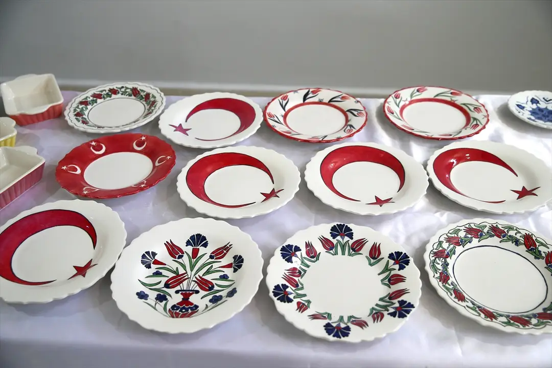 ADEM'de tanıştılar, kooperatif kurarak çini ve seramik üretimine başladılar