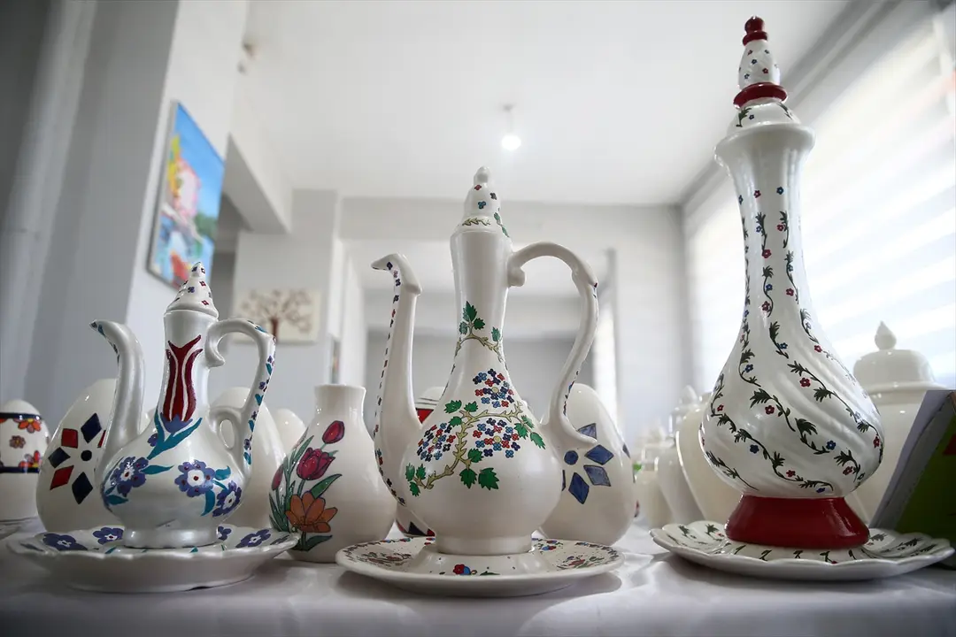 ADEM'de tanıştılar, kooperatif kurarak çini ve seramik üretimine başladılar