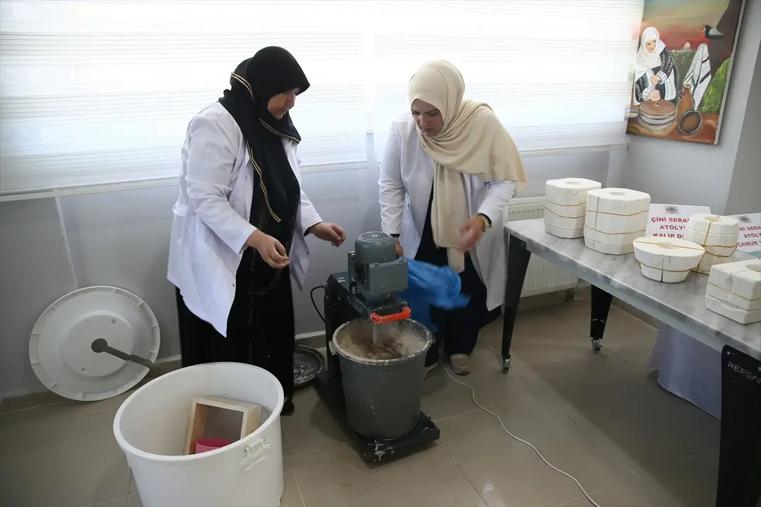 ADEM'de tanıştılar, kooperatif kurarak çini ve seramik üretimine başladılar