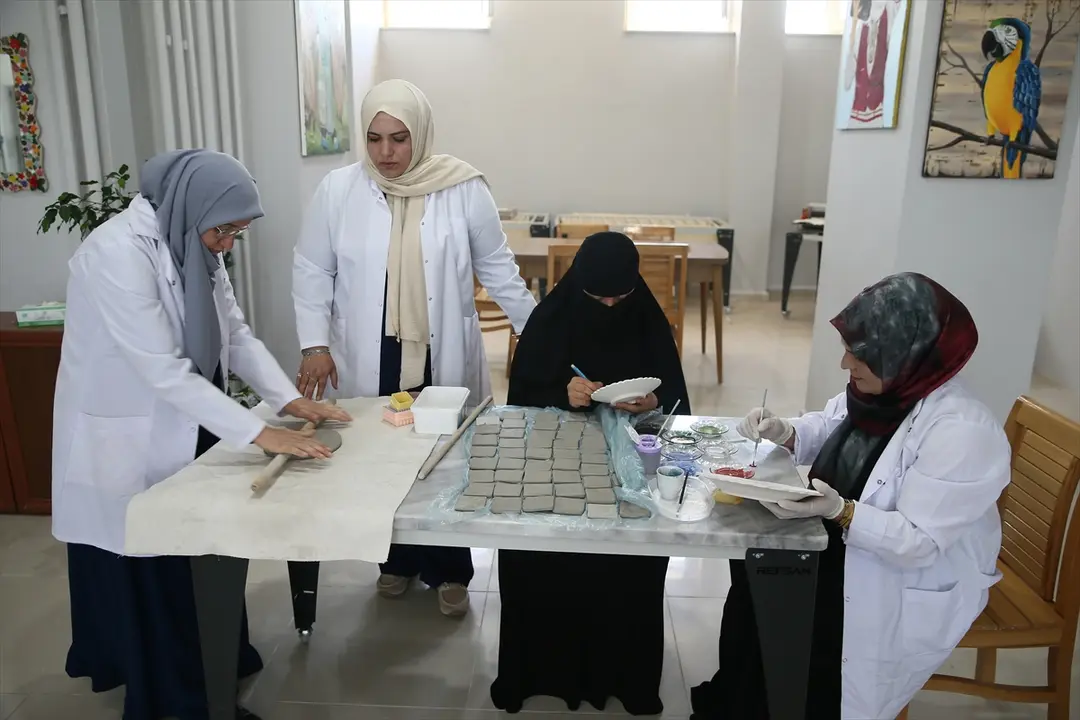 ADEM'de tanıştılar, kooperatif kurarak çini ve seramik üretimine başladılar