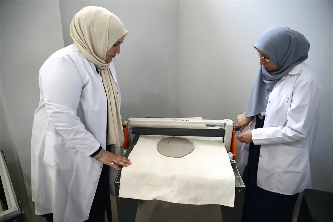 ADEM'de tanıştılar, kooperatif kurarak çini ve seramik üretimine başladılar