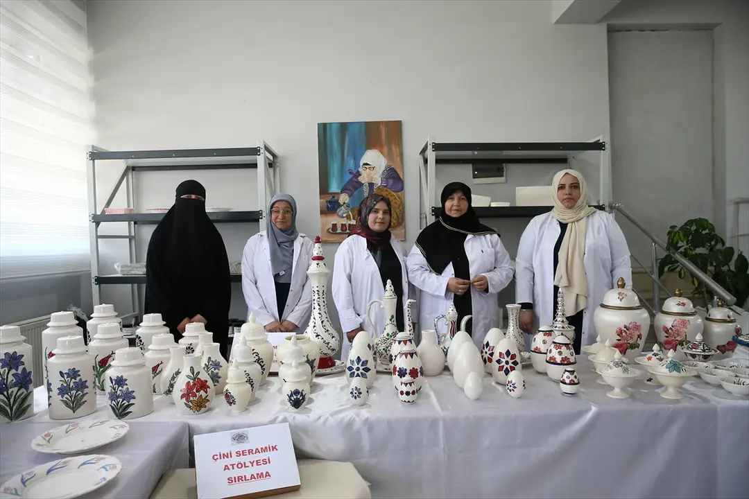 ADEM'de tanıştılar, kooperatif kurarak çini ve seramik üretimine başladılar