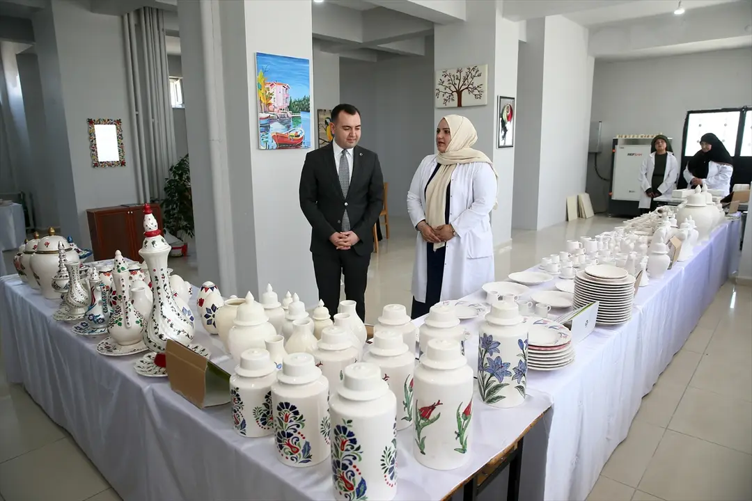 ADEM'de tanıştılar, kooperatif kurarak çini ve seramik üretimine başladılar