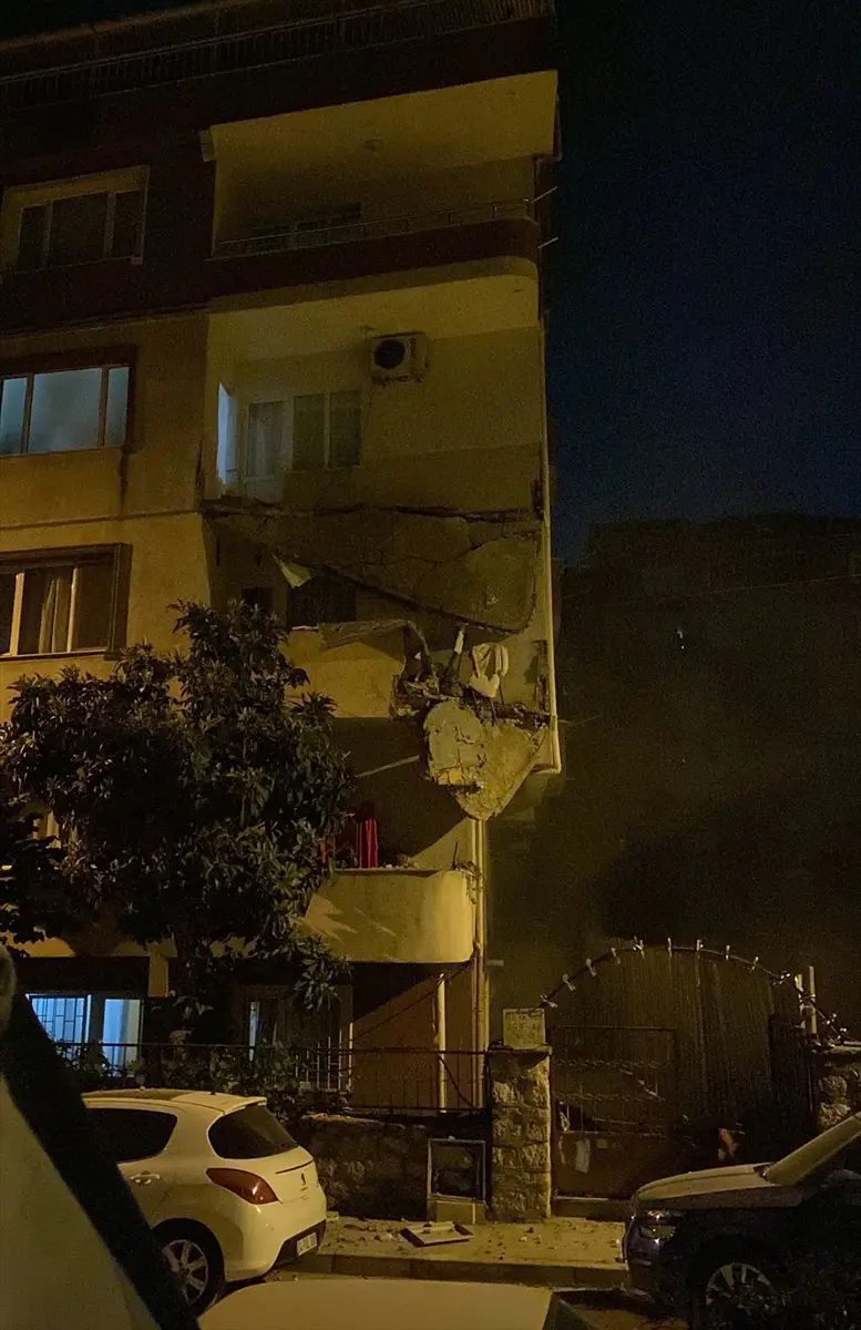Küçükçekmece'de 5 katlı apartman tahliye edildi