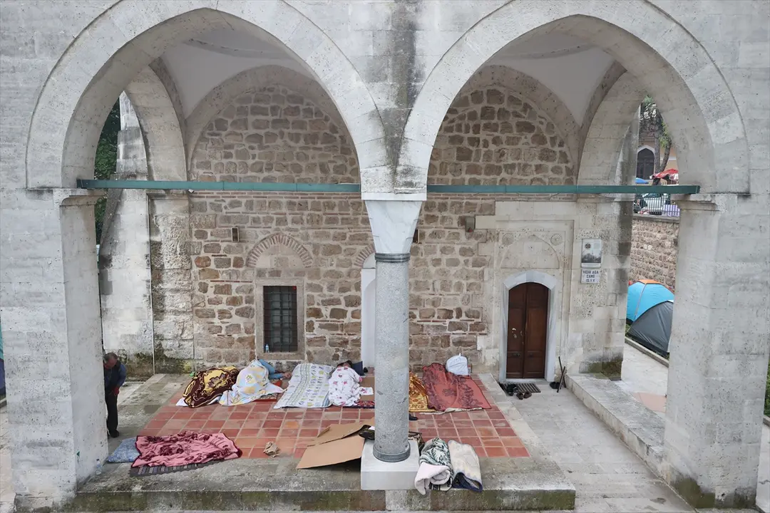Edirne'de Kırkpınar sevdalısı bazı güreşseverler çadırlarda konakladı