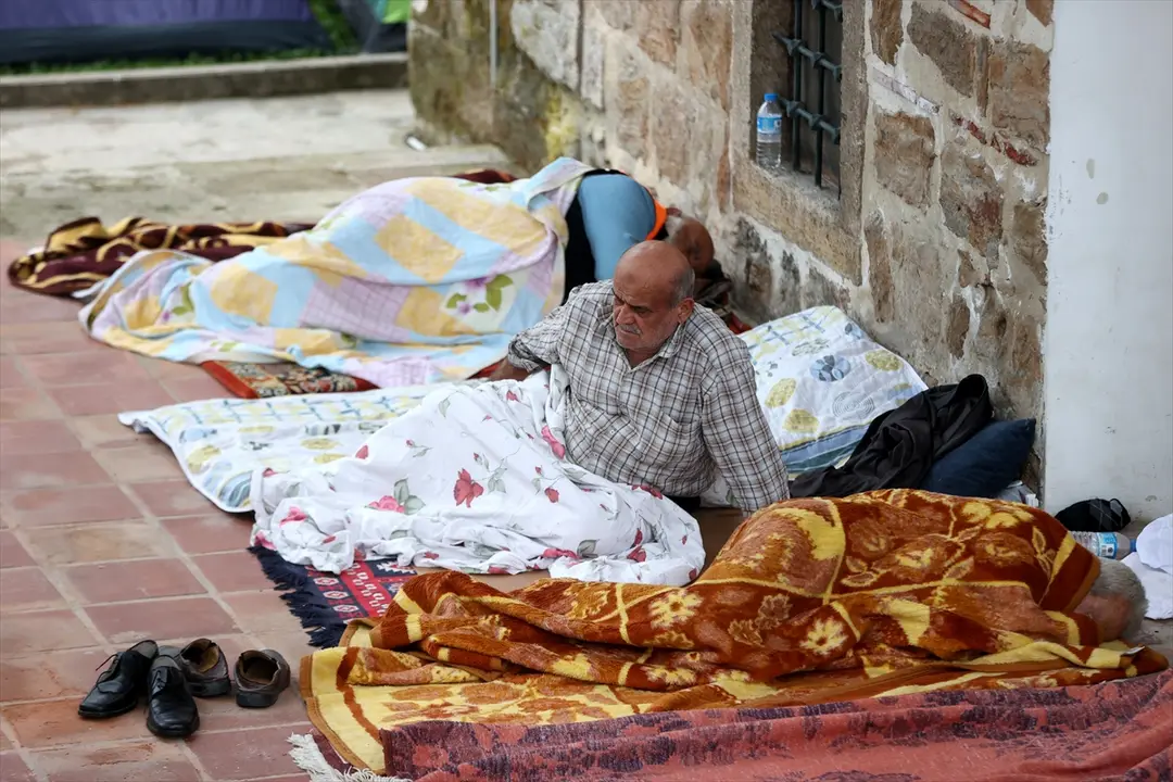 Edirne'de Kırkpınar sevdalısı bazı güreşseverler çadırlarda konakladı