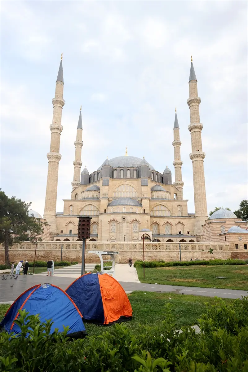 Edirne'de Kırkpınar sevdalısı bazı güreşseverler çadırlarda konakladı
