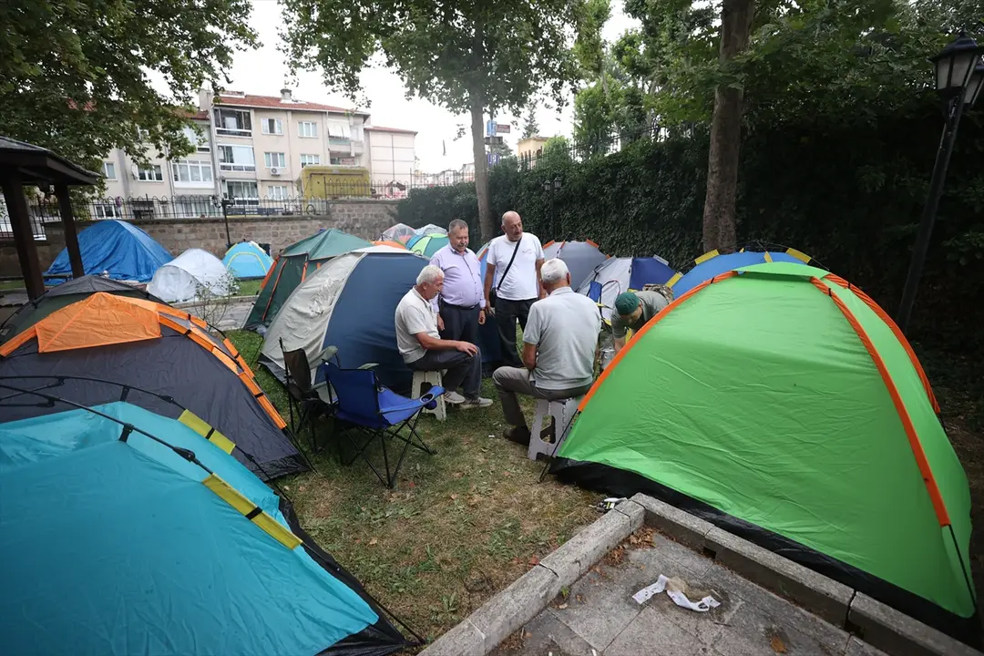Edirne'de Kırkpınar sevdalısı bazı güreşseverler çadırlarda konakladı
