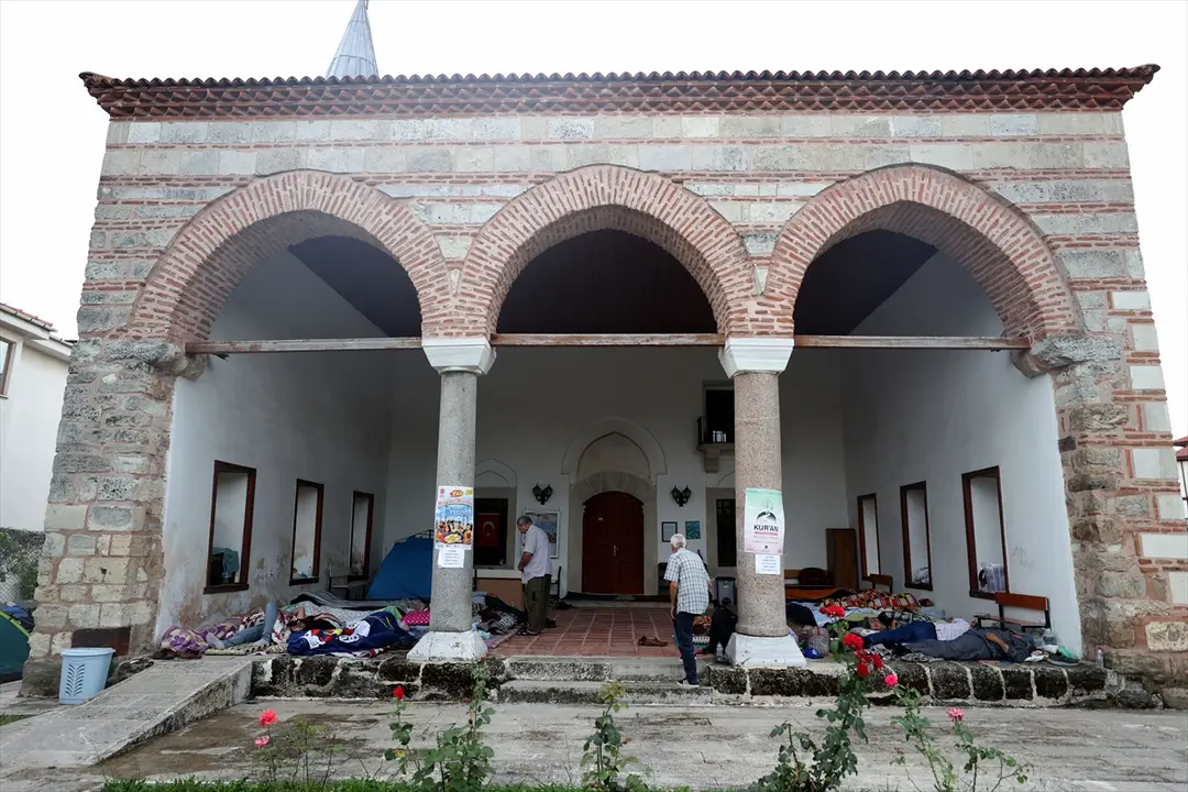 Edirne'de Kırkpınar sevdalısı bazı güreşseverler çadırlarda konakladı