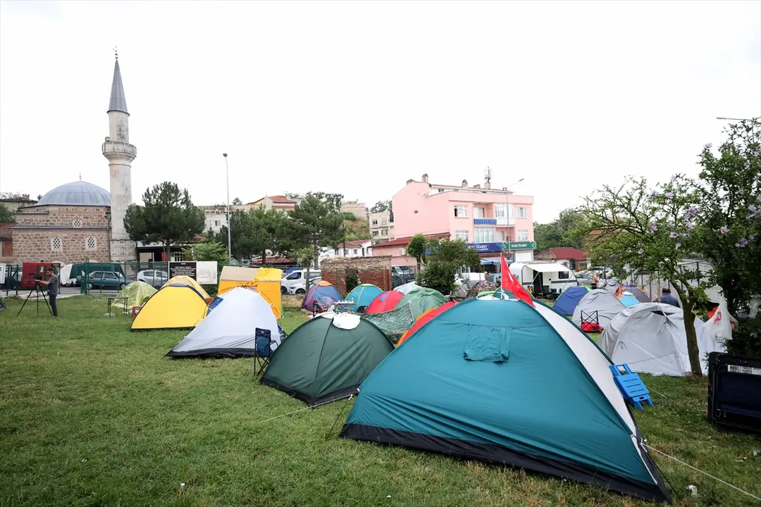 Edirne'de Kırkpınar sevdalısı bazı güreşseverler çadırlarda konakladı
