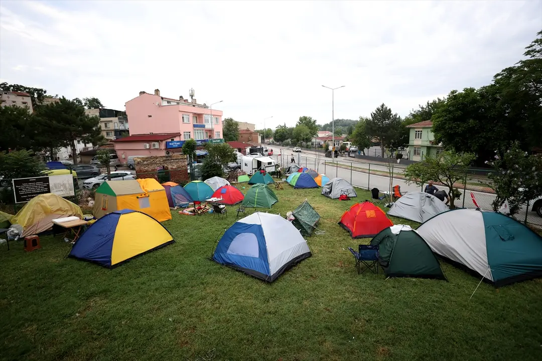 Edirne'de Kırkpınar sevdalısı bazı güreşseverler çadırlarda konakladı