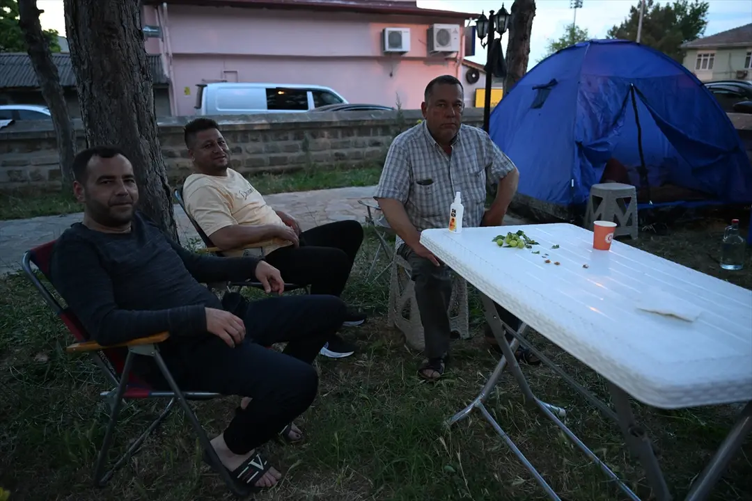 Edirne'de Kırkpınar sevdalısı bazı güreşseverler çadırlarda konakladı
