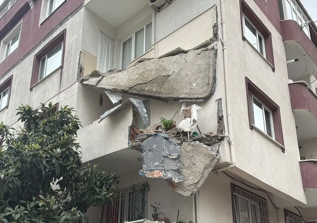 Küçükçekmece'de 5 katlı apartman tahliye edildi