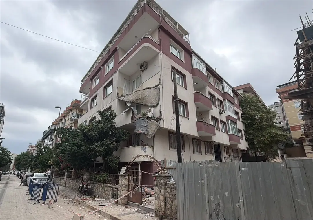 Küçükçekmece'de 5 katlı apartman tahliye edildi