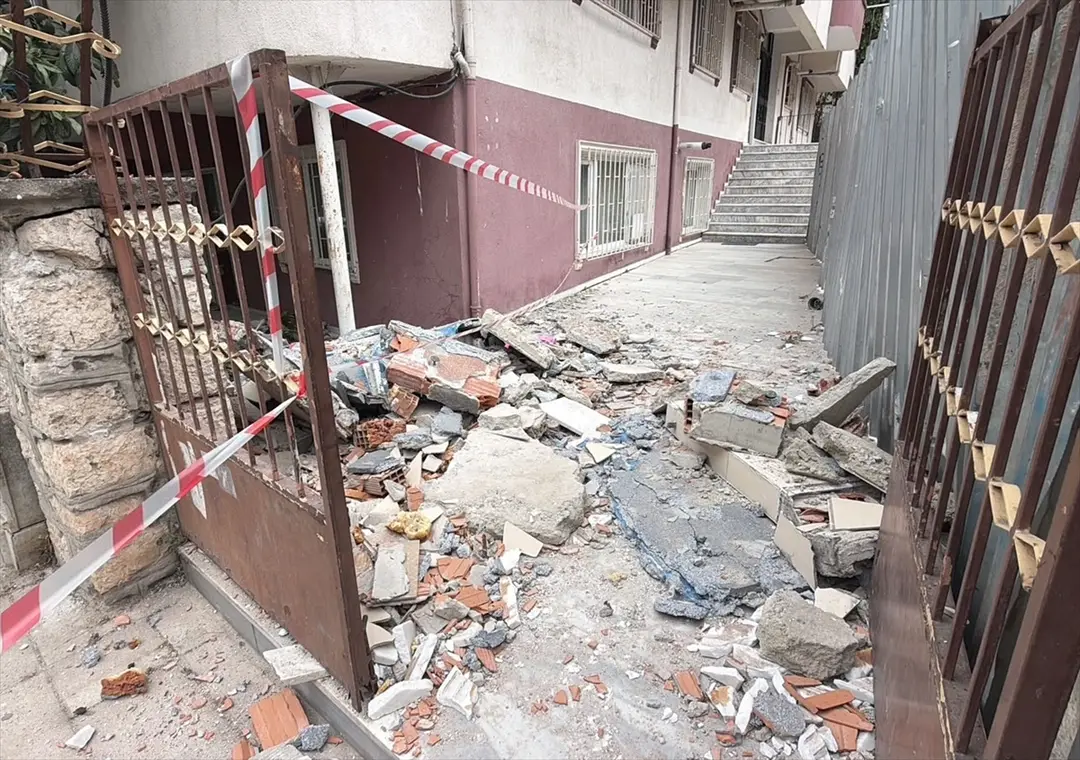 Küçükçekmece'de 5 katlı apartman tahliye edildi