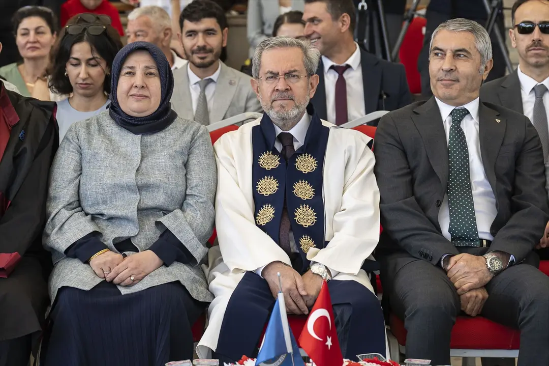 Enkazdan 248'inci saatte kurtarılan Aleyna, üniversiteden mezun oldu