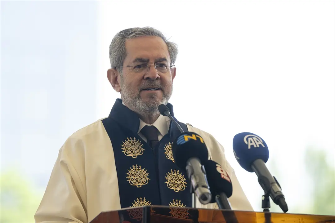 Enkazdan 248'inci saatte kurtarılan Aleyna, üniversiteden mezun oldu