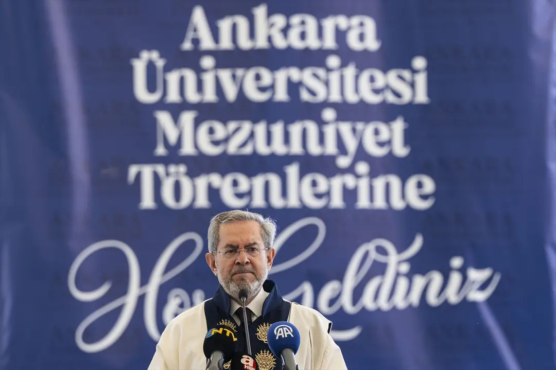 Enkazdan 248'inci saatte kurtarılan Aleyna, üniversiteden mezun oldu