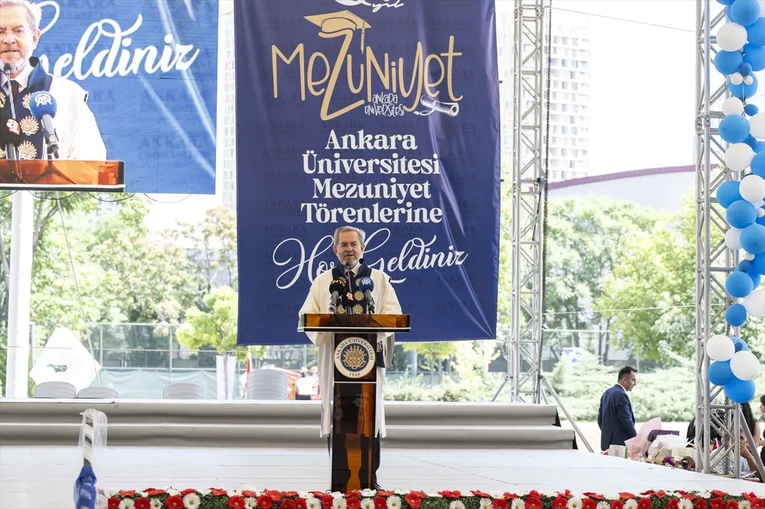 Enkazdan 248'inci saatte kurtarılan Aleyna, üniversiteden mezun oldu