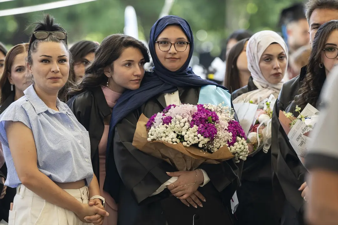 Enkazdan 248'inci saatte kurtarılan Aleyna, üniversiteden mezun oldu