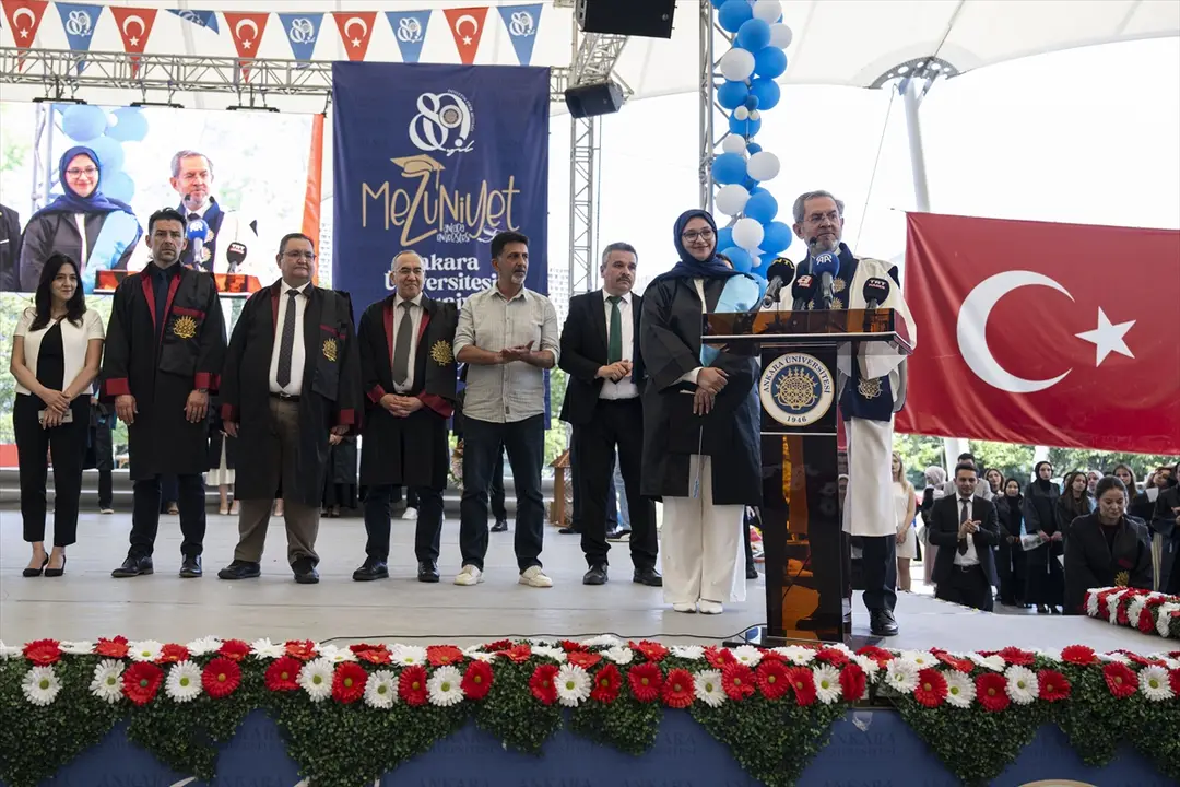 Enkazdan 248'inci saatte kurtarılan Aleyna, üniversiteden mezun oldu