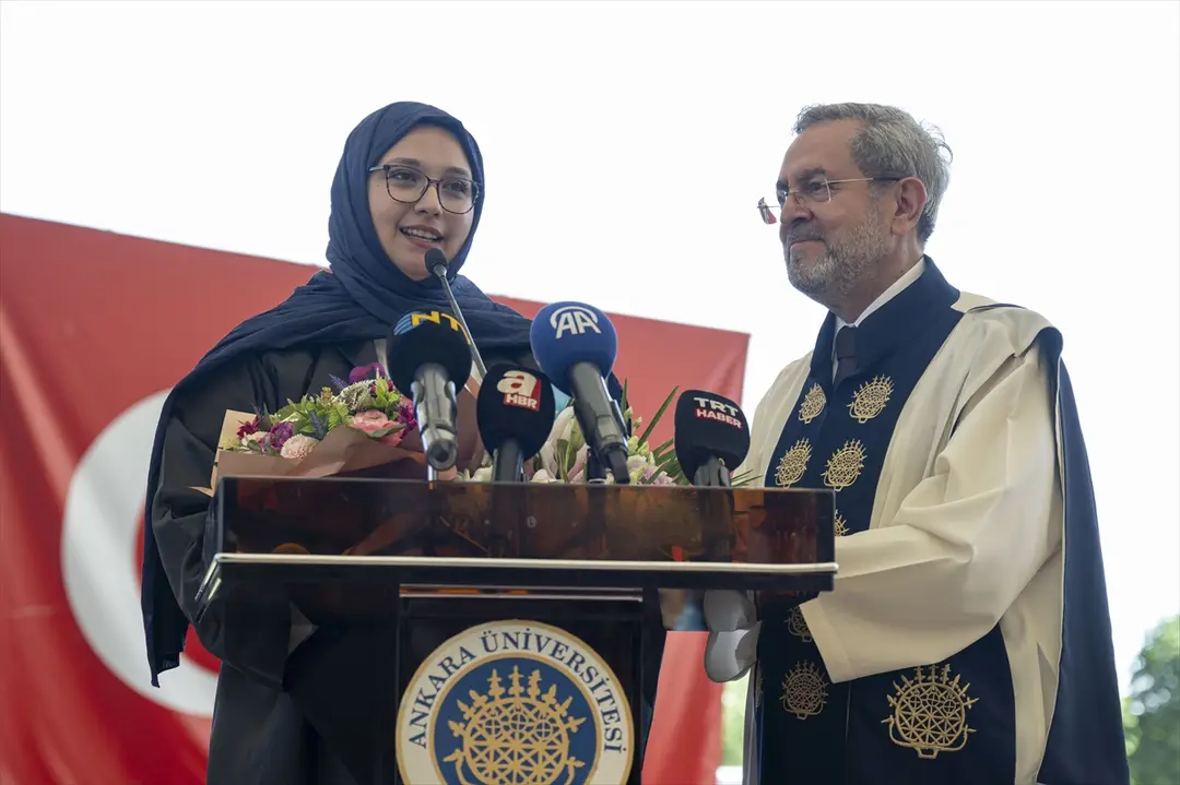Enkazdan 248'inci saatte kurtarılan Aleyna, üniversiteden mezun oldu