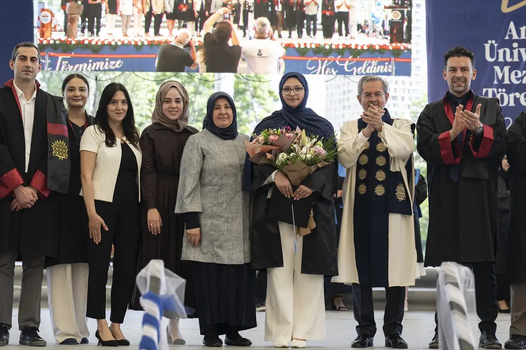 Enkazdan 248'inci saatte kurtarılan Aleyna, üniversiteden mezun oldu