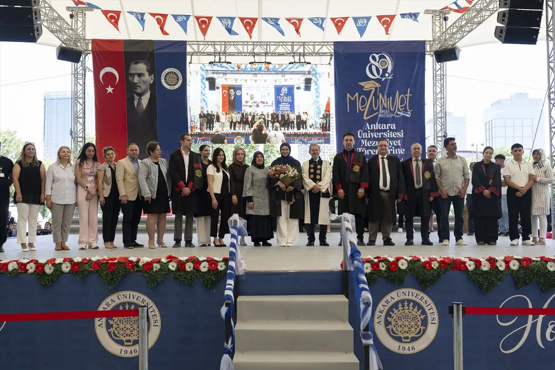 Enkazdan 248'inci saatte kurtarılan Aleyna, üniversiteden mezun oldu